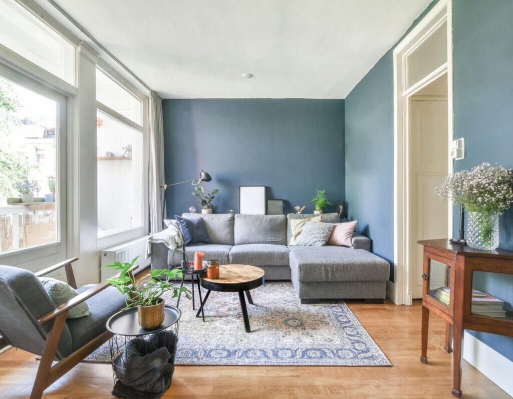 living room with blue accent wall, sofa, and well-maintained rug in the Oklahoma City metro area